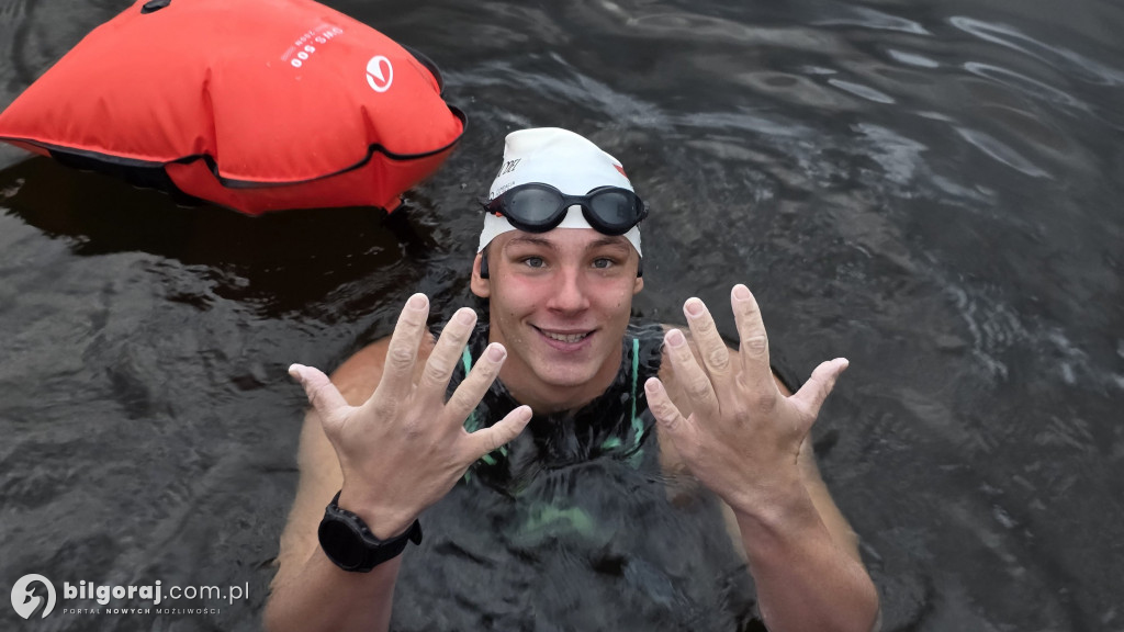 Pływak na fali nadziei: Damian Błaszczyk przepłynął już 63 km