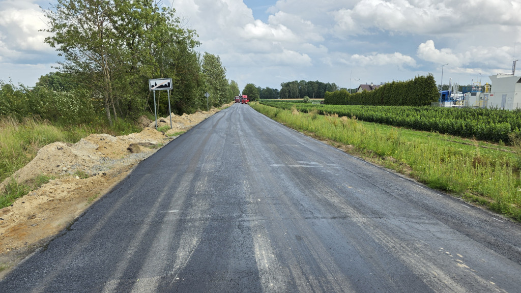 Leją asfalt na bramie Roztocza
