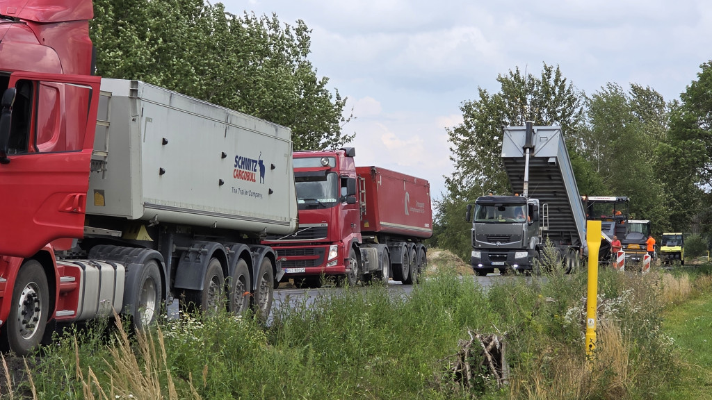 Leją asfalt na bramie Roztocza