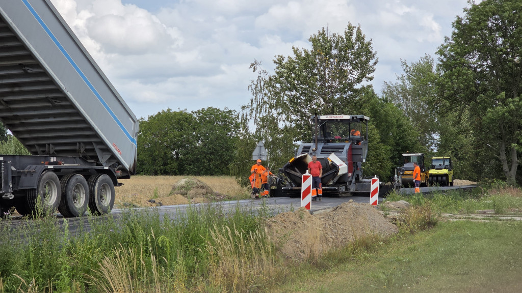 Leją asfalt na bramie Roztocza