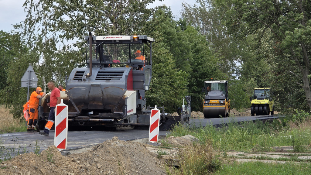 Leją asfalt na bramie Roztocza