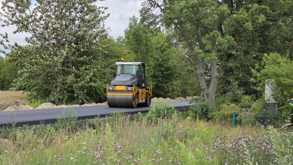 Leją asfalt na bramie Roztocza