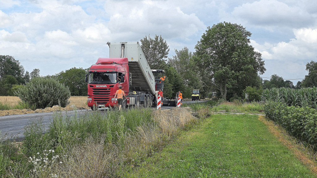 Leją asfalt na bramie Roztocza