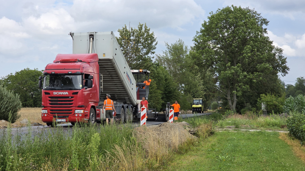 Leją asfalt na bramie Roztocza