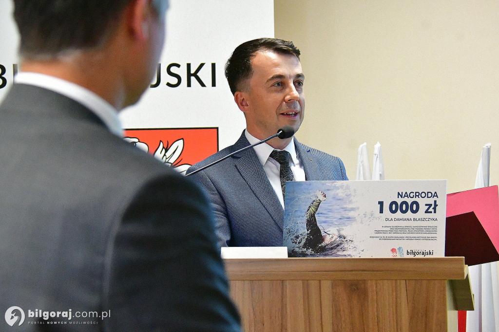 Władze powiatu podziękowały Damianowi. Była też nagroda