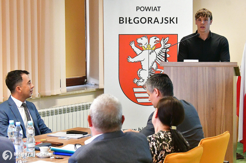 Władze powiatu podziękowały Damianowi. Była też nagroda