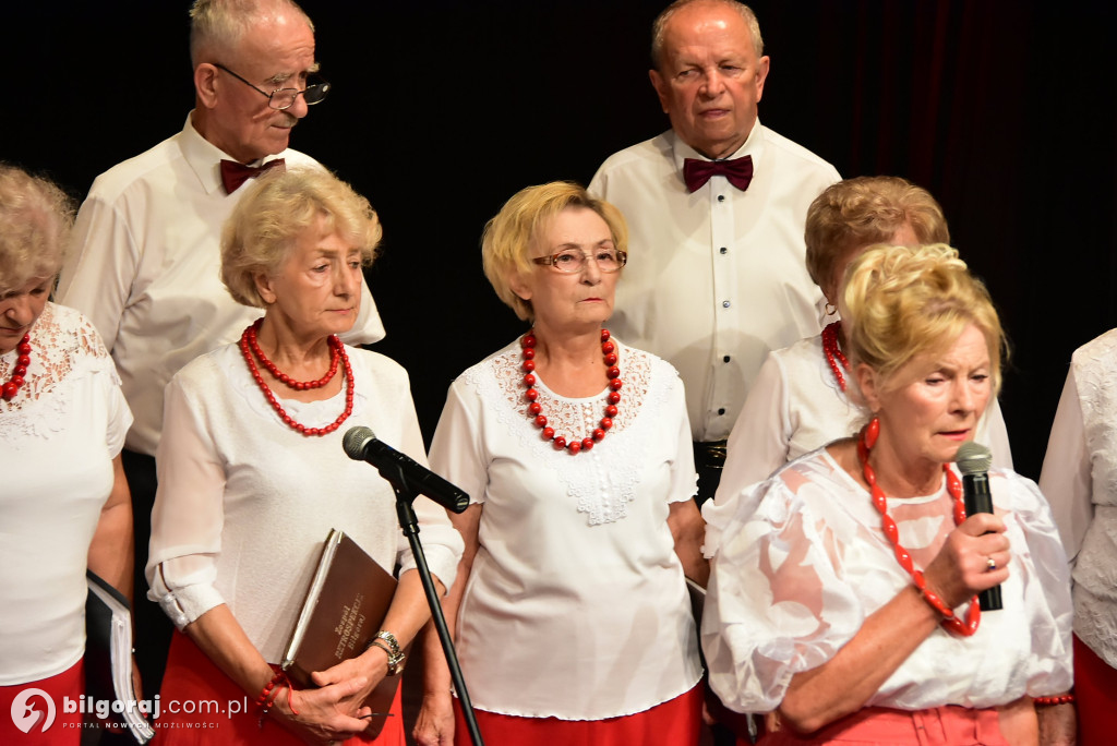 Biłgoraj: seniorzy świętowali Dzień Wojska Polskiego śpiewem pieśni patriotycznych