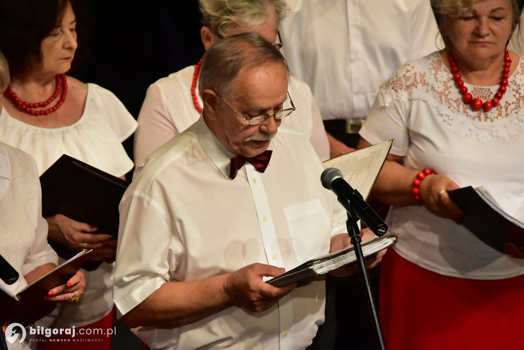 Biłgoraj: seniorzy świętowali Dzień Wojska Polskiego śpiewem pieśni patriotycznych