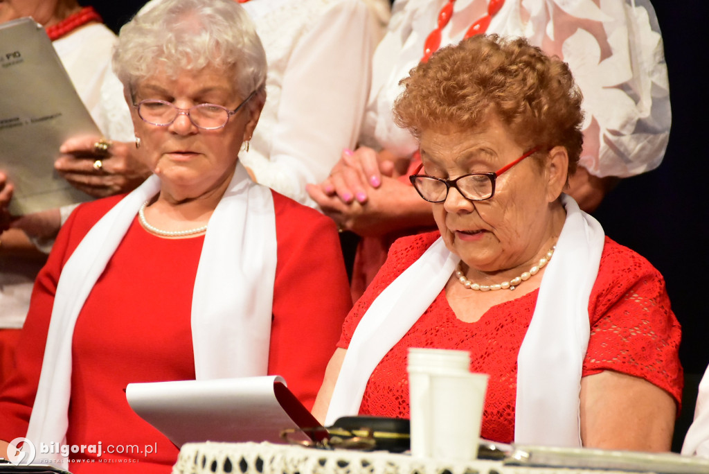Biłgoraj: seniorzy świętowali Dzień Wojska Polskiego śpiewem pieśni patriotycznych