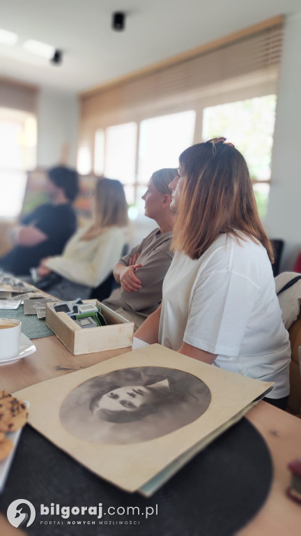 Zdjęcia, które mówią: czytanie fotografii otwiera Festiwal Źródła. Pamięć. Sztuka. Dialog.