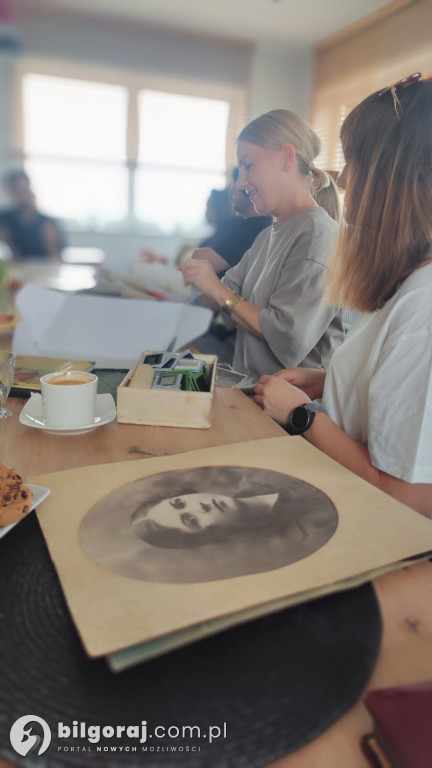 Zdjęcia, które mówią: czytanie fotografii otwiera Festiwal Źródła. Pamięć. Sztuka. Dialog.