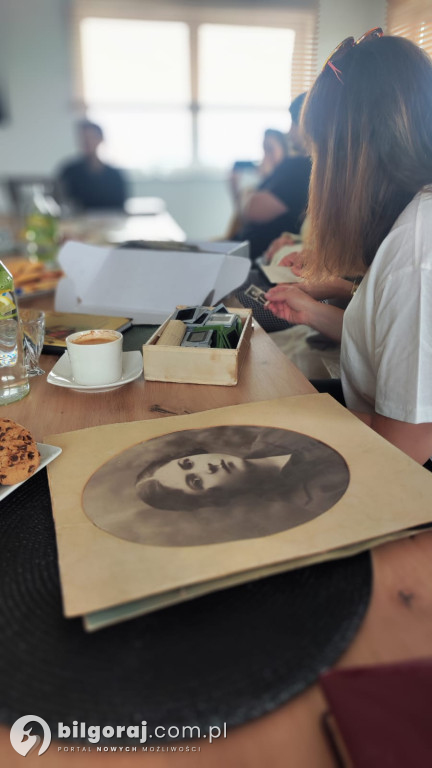 Zdjęcia, które mówią: czytanie fotografii otwiera Festiwal Źródła. Pamięć. Sztuka. Dialog.