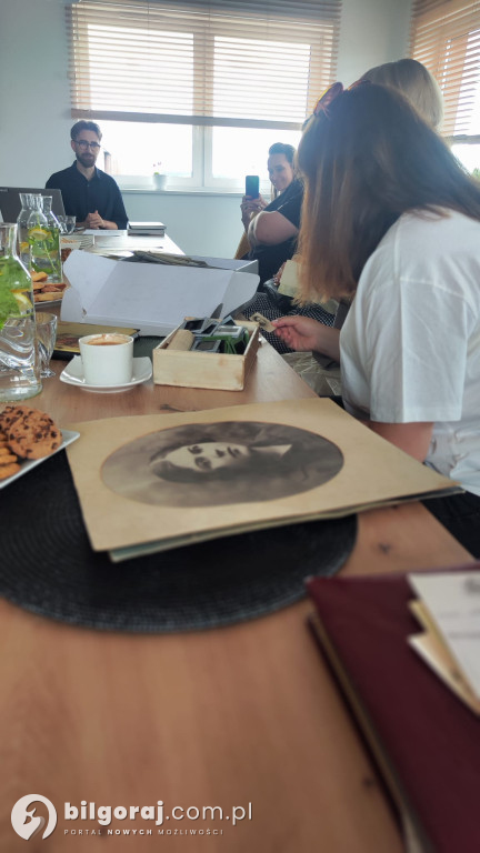 Zdjęcia, które mówią: czytanie fotografii otwiera Festiwal Źródła. Pamięć. Sztuka. Dialog.