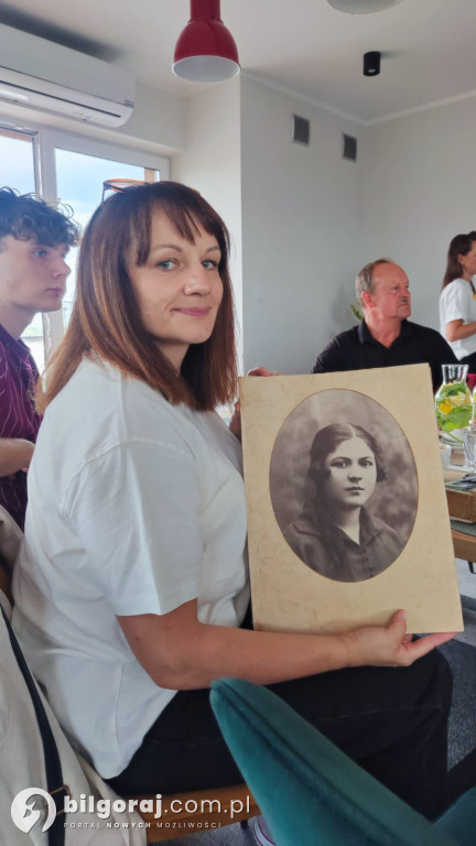 Zdjęcia, które mówią: czytanie fotografii otwiera Festiwal Źródła. Pamięć. Sztuka. Dialog.