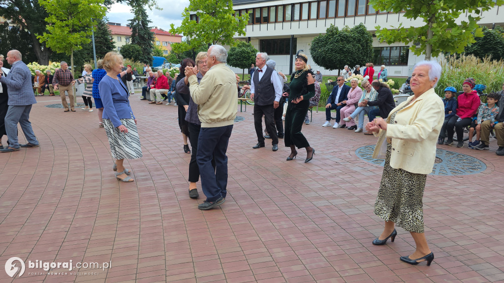 Ostatnie taneczne wieczory przy fontannie