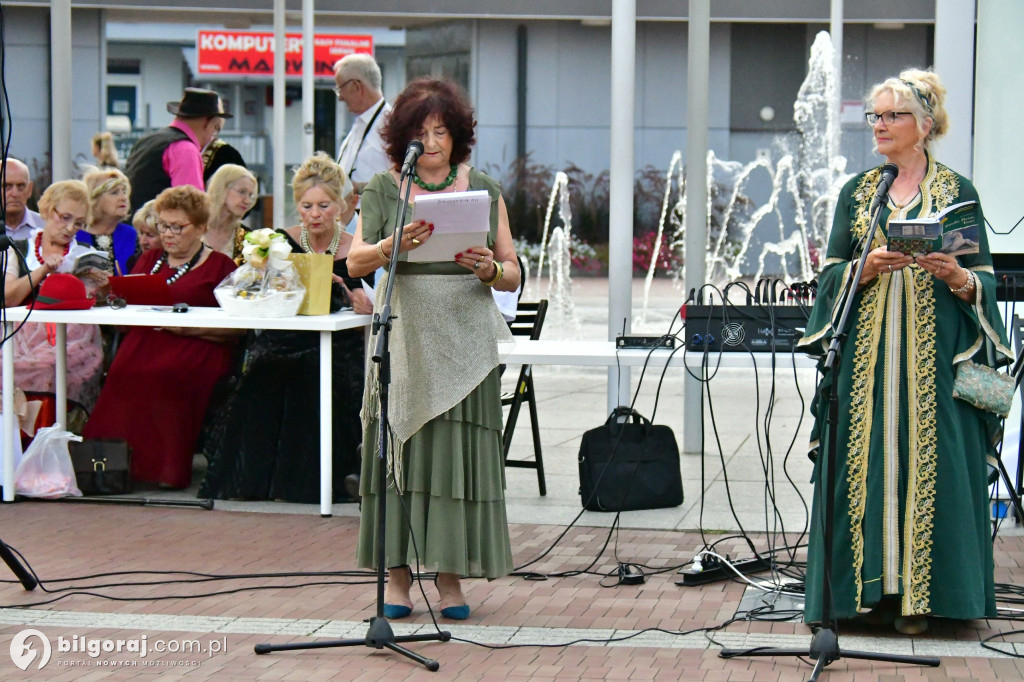 Wspólne czytanie poezji Jana Kochanowskiego – biłgorajscy seniorzy w akcji