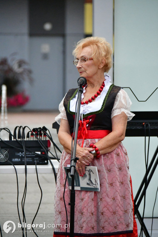 Wspólne czytanie poezji Jana Kochanowskiego – biłgorajscy seniorzy w akcji