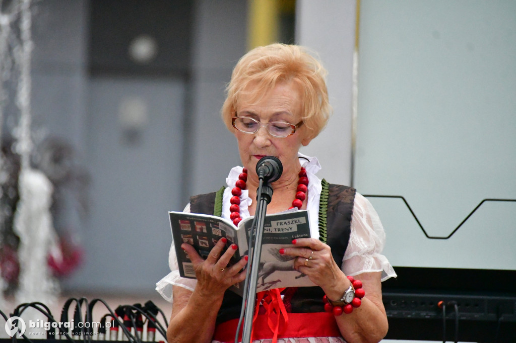 Wspólne czytanie poezji Jana Kochanowskiego – biłgorajscy seniorzy w akcji