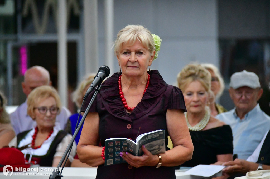 Wspólne czytanie poezji Jana Kochanowskiego – biłgorajscy seniorzy w akcji