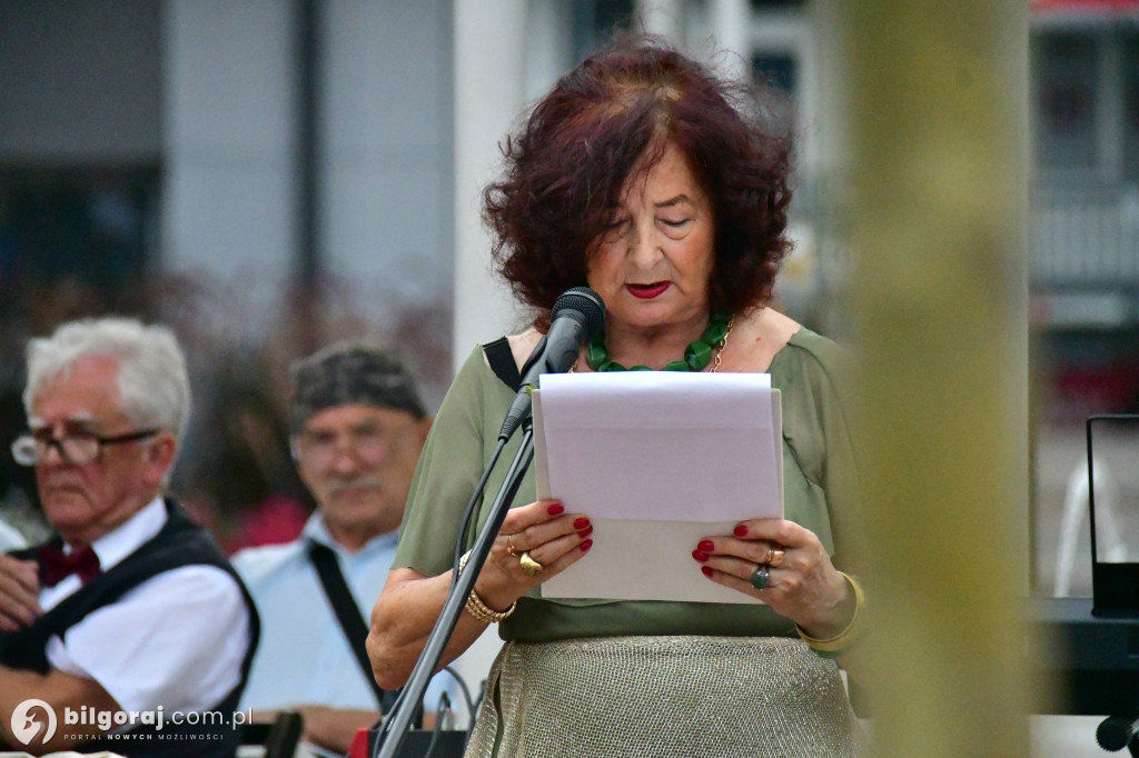 Wspólne czytanie poezji Jana Kochanowskiego – biłgorajscy seniorzy w akcji