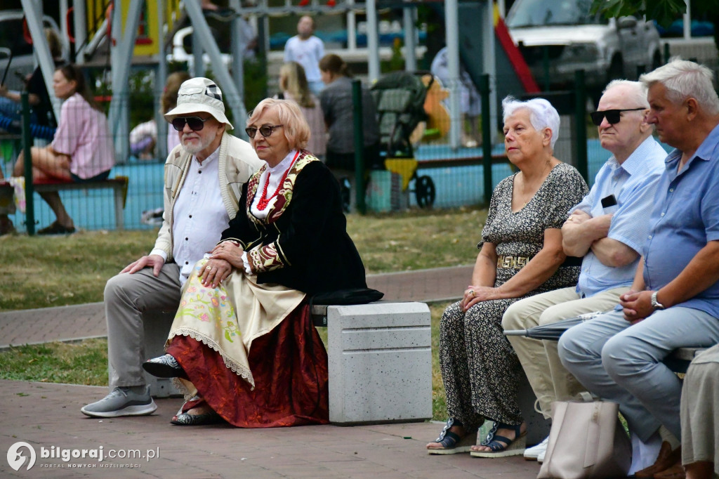 Wspólne czytanie poezji Jana Kochanowskiego – biłgorajscy seniorzy w akcji