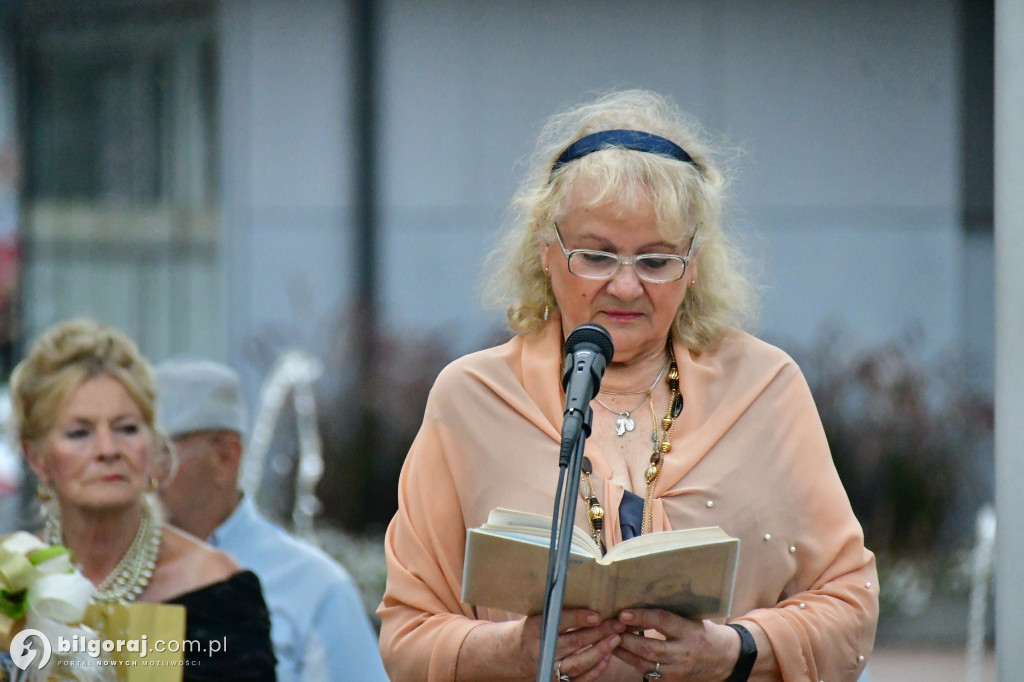 Wspólne czytanie poezji Jana Kochanowskiego – biłgorajscy seniorzy w akcji