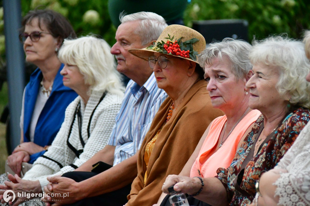 Wspólne czytanie poezji Jana Kochanowskiego – biłgorajscy seniorzy w akcji