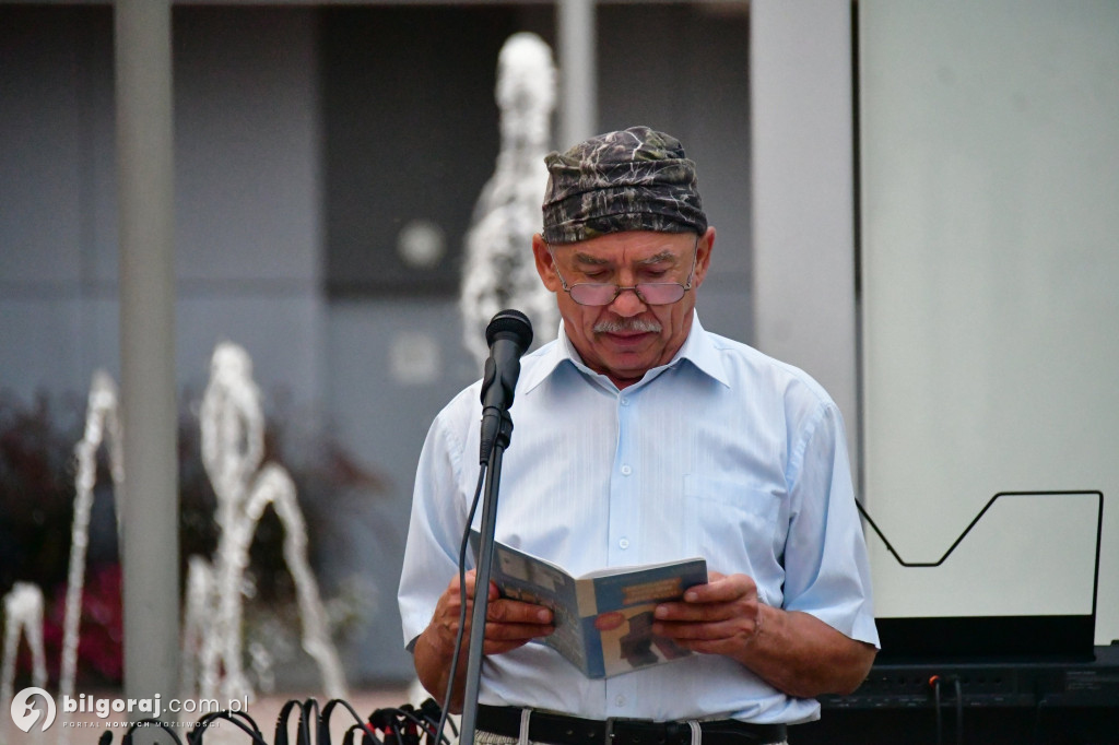 Wspólne czytanie poezji Jana Kochanowskiego – biłgorajscy seniorzy w akcji