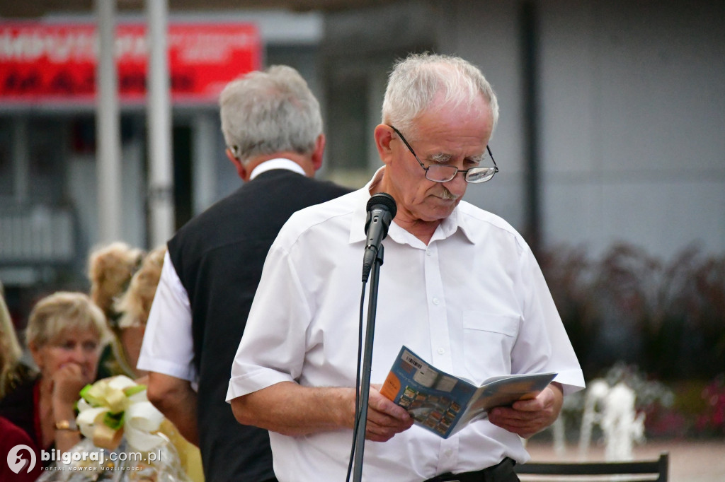 Wspólne czytanie poezji Jana Kochanowskiego – biłgorajscy seniorzy w akcji