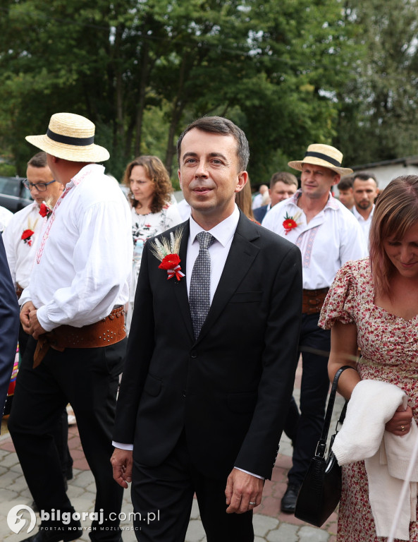 Uroczysty korowód z wieńcami dożynkowymi, Msza święta i wspólne świętowanie w Goraju