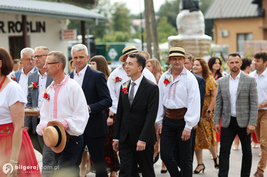 Uroczysty korowód z wieńcami dożynkowymi, Msza święta i wspólne świętowanie w Goraju