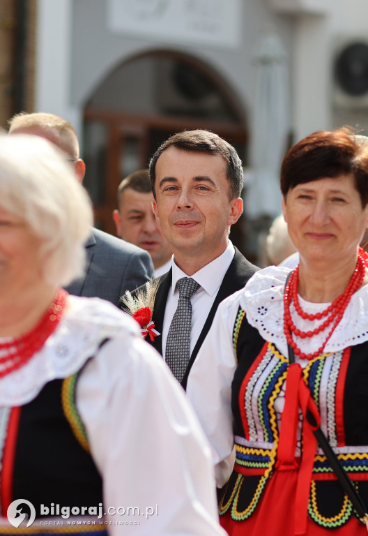 Uroczysty korowód z wieńcami dożynkowymi, Msza święta i wspólne świętowanie w Goraju