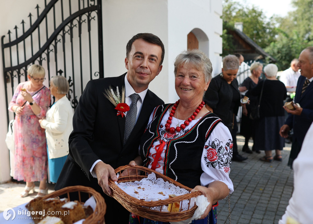 Uroczysty korowód z wieńcami dożynkowymi, Msza święta i wspólne świętowanie w Goraju