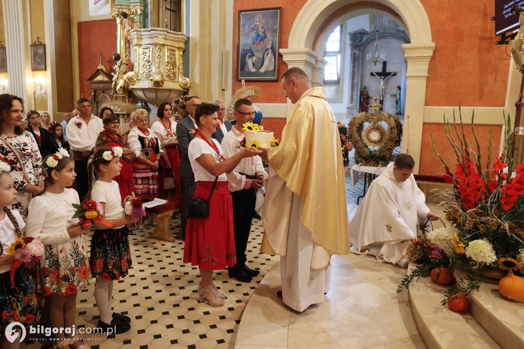 Uroczysty korowód z wieńcami dożynkowymi, Msza święta i wspólne świętowanie w Goraju
