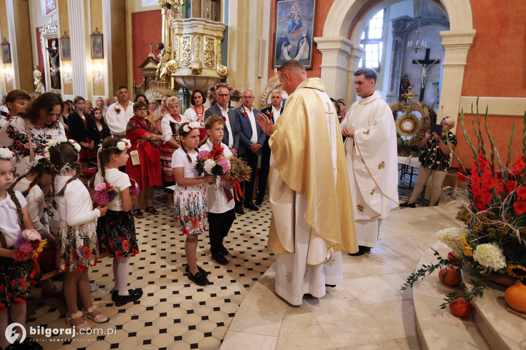 Uroczysty korowód z wieńcami dożynkowymi, Msza święta i wspólne świętowanie w Goraju