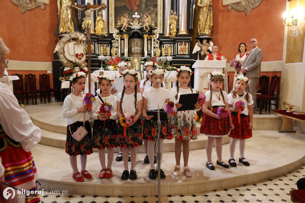 Uroczysty korowód z wieńcami dożynkowymi, Msza święta i wspólne świętowanie w Goraju