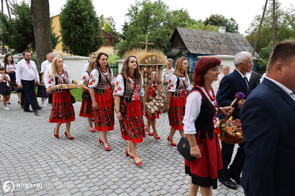 Uroczysty korowód z wieńcami dożynkowymi, Msza święta i wspólne świętowanie w Goraju