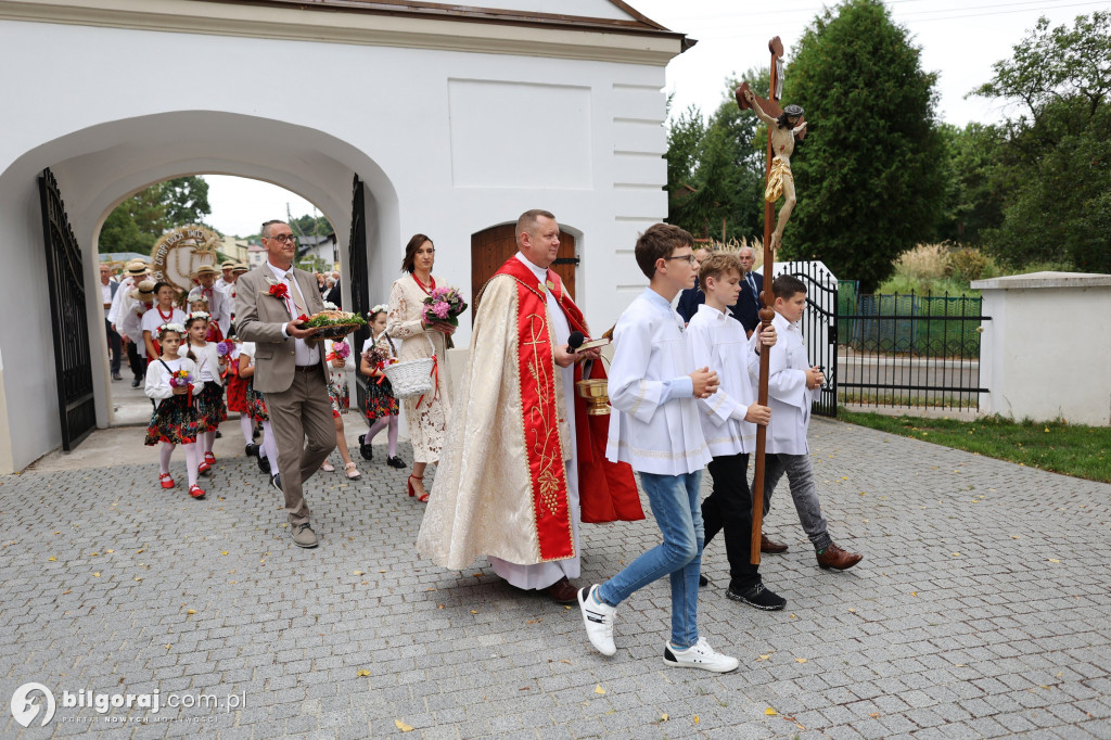 Uroczysty korowód z wieńcami dożynkowymi, Msza święta i wspólne świętowanie w Goraju