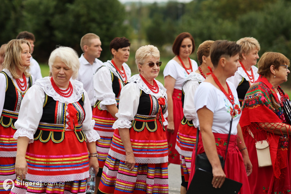 Uroczysty korowód z wieńcami dożynkowymi, Msza święta i wspólne świętowanie w Goraju