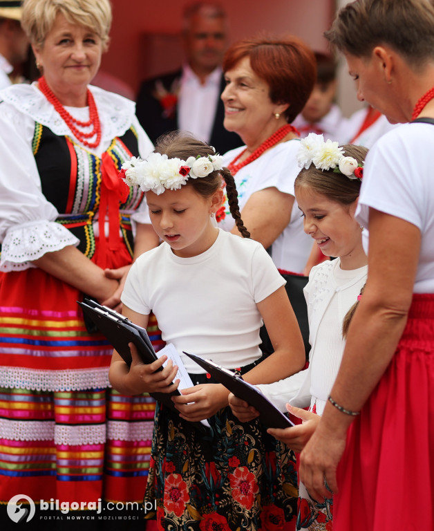 Uroczysty korowód z wieńcami dożynkowymi, Msza święta i wspólne świętowanie w Goraju
