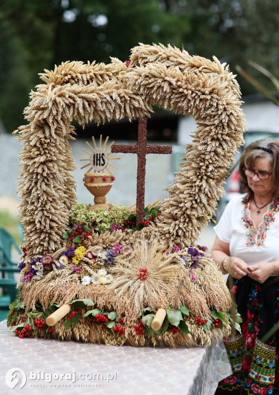 Uroczysty korowód z wieńcami dożynkowymi, Msza święta i wspólne świętowanie w Goraju