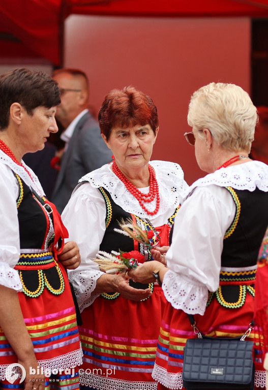 Uroczysty korowód z wieńcami dożynkowymi, Msza święta i wspólne świętowanie w Goraju