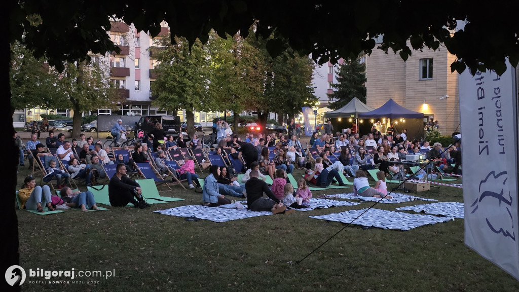 Niezapomniane wieczory pod chmurką: Kino plenerowe w Biłgoraju