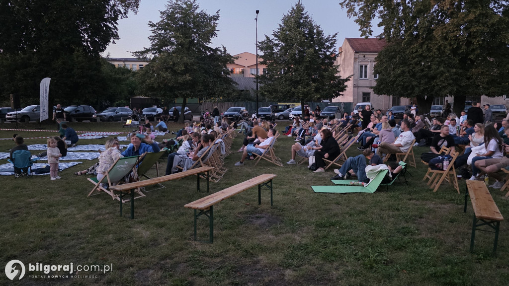 Niezapomniane wieczory pod chmurką: Kino plenerowe w Biłgoraju