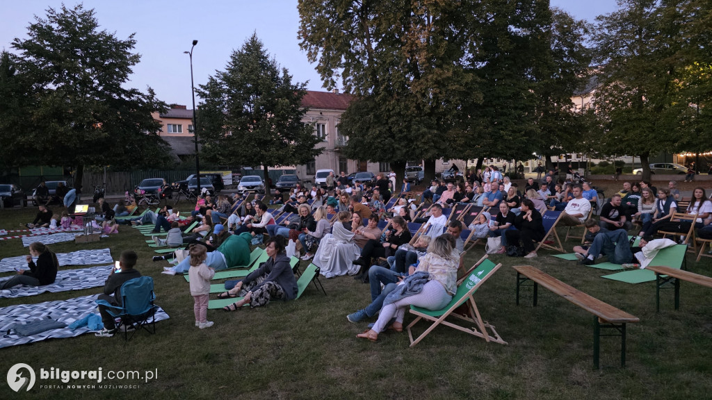 Niezapomniane wieczory pod chmurką: Kino plenerowe w Biłgoraju