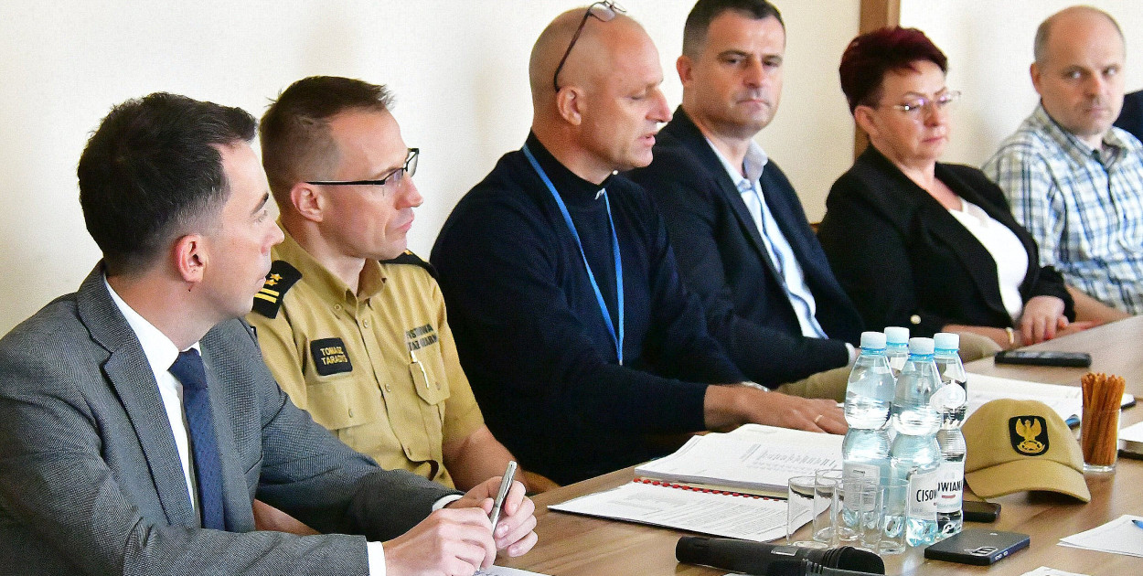 Biłgorajskie służby i samorządy o zagrożeniach powietrznych – podsumowanie zebrania Powiatowego Sztabu Zarządzania Kryzysowego