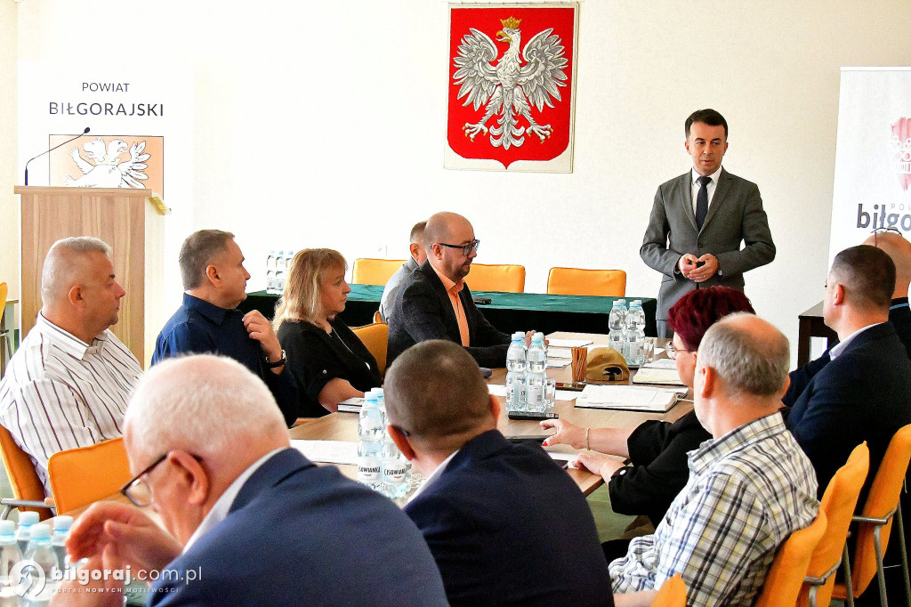 Biłgorajskie służby i samorządy o zagrożeniach powietrznych – podsumowanie zebrania Powiatowego Sztabu Zarządzania Kryzysowego