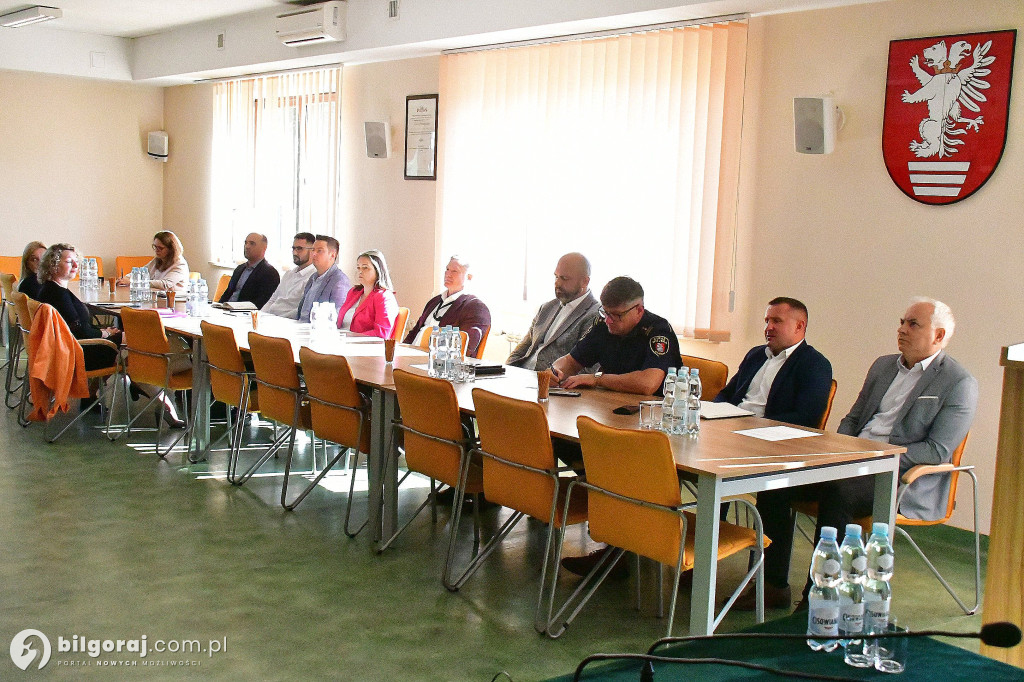 Biłgorajskie służby i samorządy o zagrożeniach powietrznych – podsumowanie zebrania Powiatowego Sztabu Zarządzania Kryzysowego
