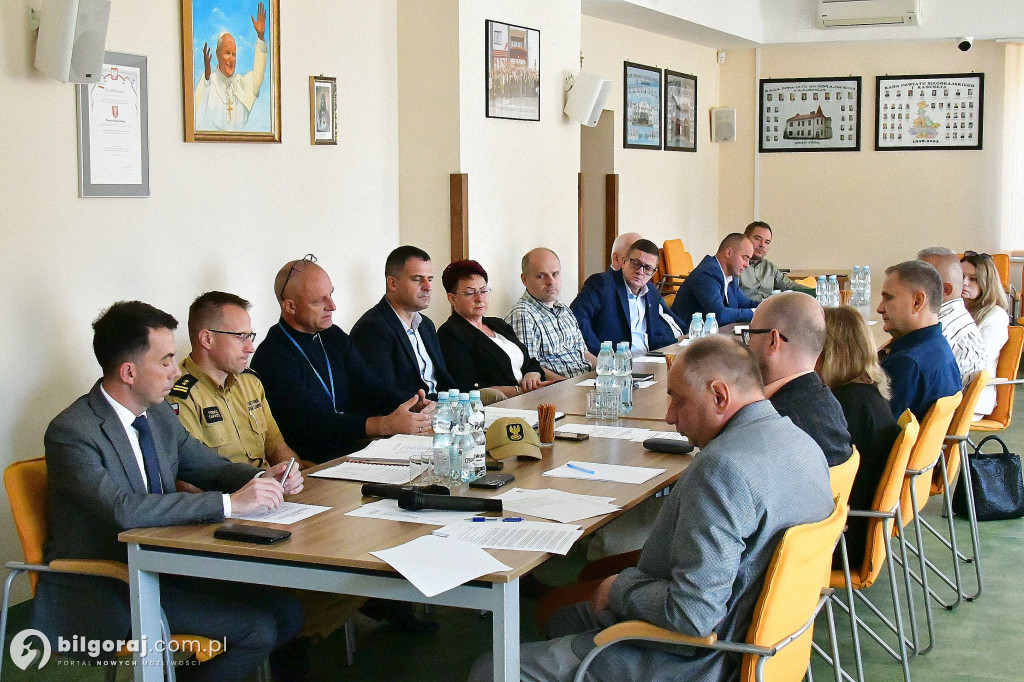 Biłgorajskie służby i samorządy o zagrożeniach powietrznych – podsumowanie zebrania Powiatowego Sztabu Zarządzania Kryzysowego
