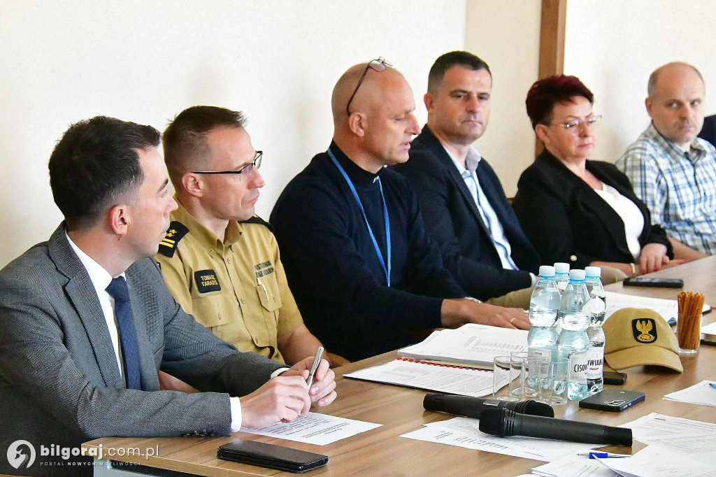 Biłgorajskie służby i samorządy o zagrożeniach powietrznych – podsumowanie zebrania Powiatowego Sztabu Zarządzania Kryzysowego
